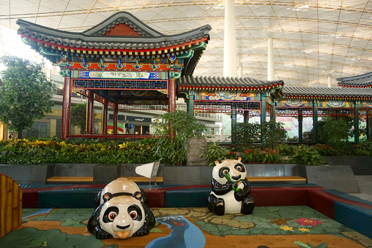 北京机场仿古建筑及儿童区大熊猫