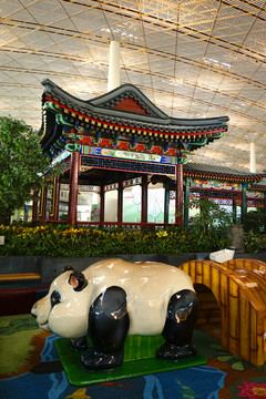 北京机场儿童游乐区的大熊猫