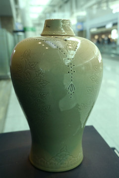 韩国文物高丽青磁象嵌袱纱文梅瓶
