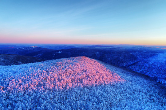 大兴安岭雪域山林朝阳