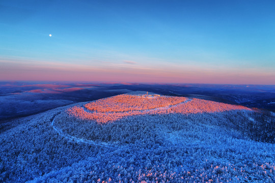 大兴安岭冬季雪域山林晨光