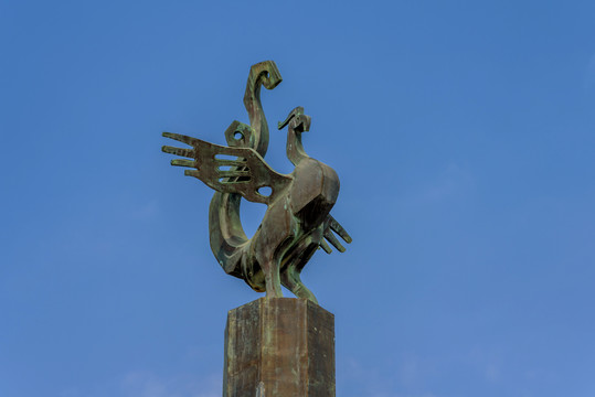 海南省三亚市景区内的凤凰雕塑