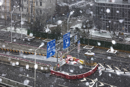 雪中封闭的隧道入口