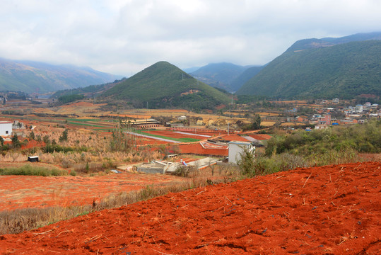 云南建水县田园的红土地