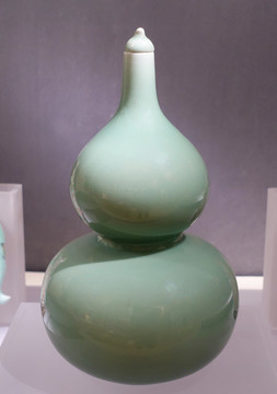清代冬青釉带盖葫芦瓷瓶