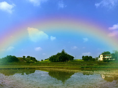 彩虹下的乡村美景