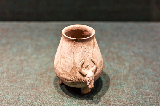 新石器晚期牛头陶罐