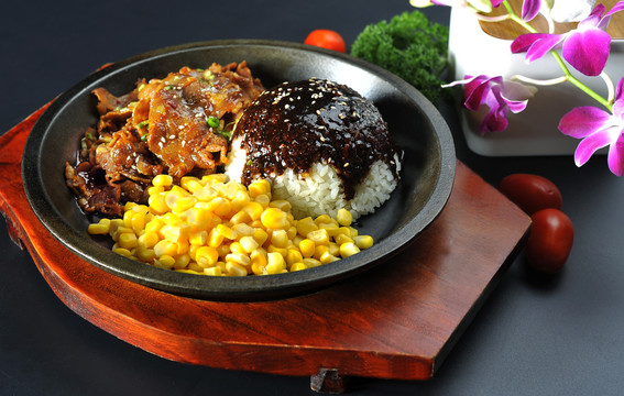 铁板黑椒牛肉拌饭