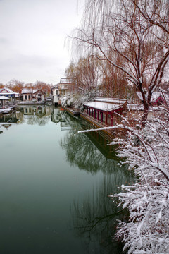 济南大明湖畔雪和情