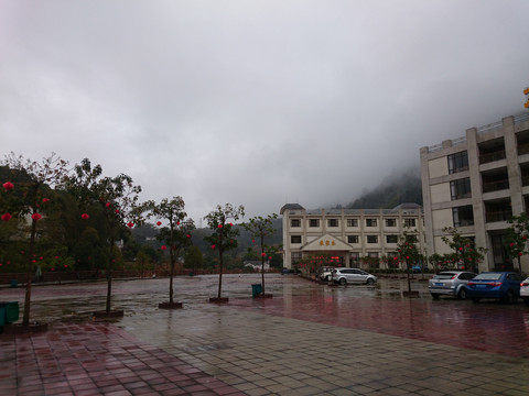 雨雾中的停车场