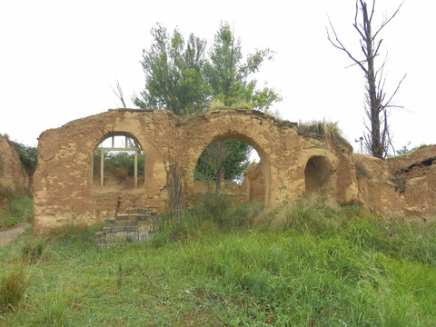 废弃的窑洞村庄