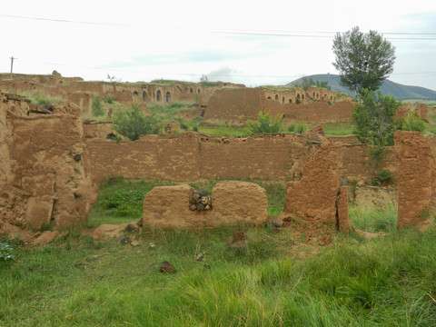废弃的窑洞村庄
