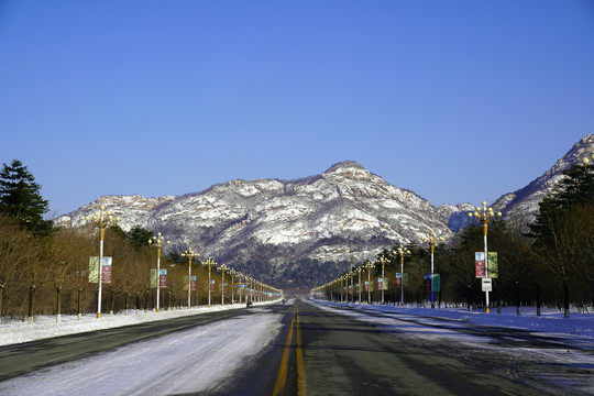 清扫后的公路和覆雪的远山