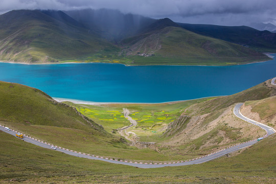 西藏日喀则雪山湖泊风光12