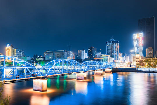 兰州中山桥与城市建筑夜景