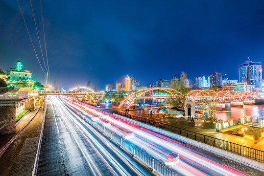 兰州中山桥与城市道路夜景