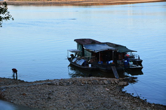 江畔小渔船