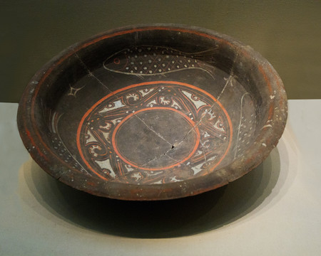 汉代彩绘陶盆