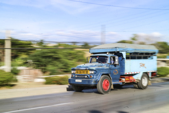 行驶的汽车