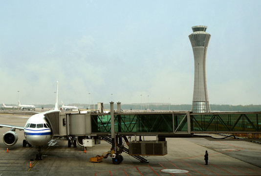 北京首都国际机场登机桥及塔台
