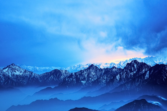 中国四川省西部雪山冰川旅游风光