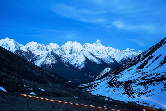 中国四川省西部雪山冰川旅游风光