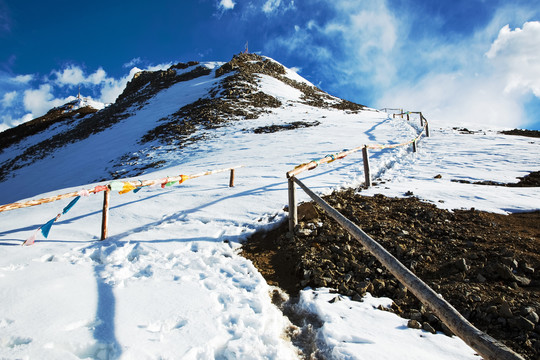 中国四川省西部雪山冰川旅游风光