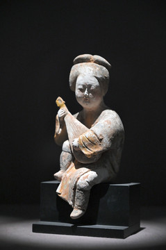 唐代仕女人物陶俑