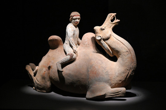胡人骑骆驼雕塑文物
