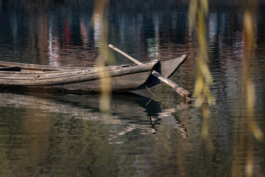 湖中的小木船