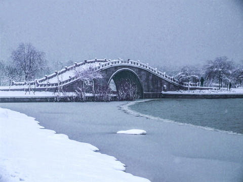 石拱桥雪景