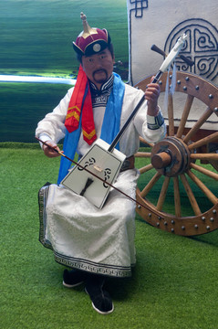 拉马头琴的蒙古族男子