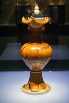 陶瓷金代黄釉花口瓶