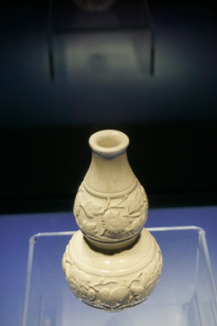 陶瓷辽代白釉堆花葫芦瓶