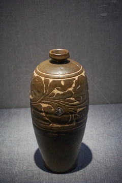 陶瓷金代褐釉剔花梅瓶