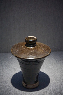 陶瓷金代褐釉折肩瓶