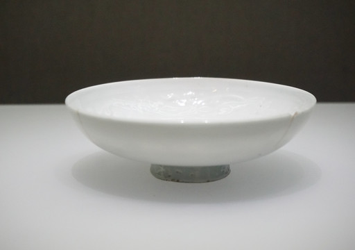 陶瓷元代卵白釉印花碗