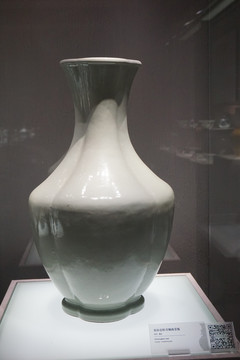 陶瓷清雍正粉青釉海棠瓶