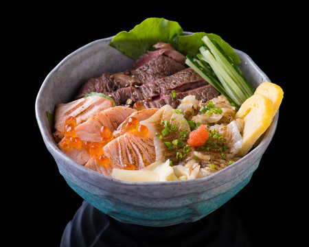 日式海鲜盖饭炙烤三文鱼和牛丼
