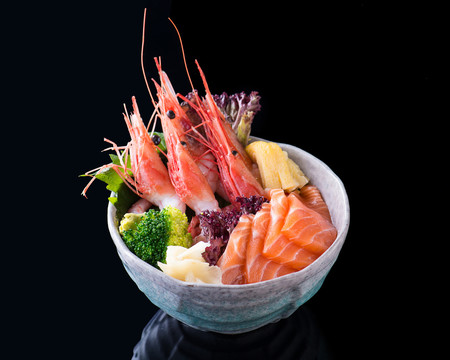 三文鱼牡丹虾丼饭日式海鲜盖饭