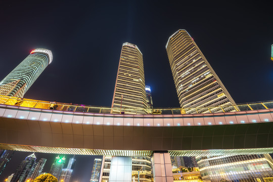 仰视上海现代建筑摩天大楼