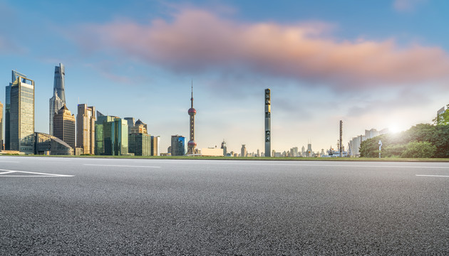 沥青地面和上海摩天大楼