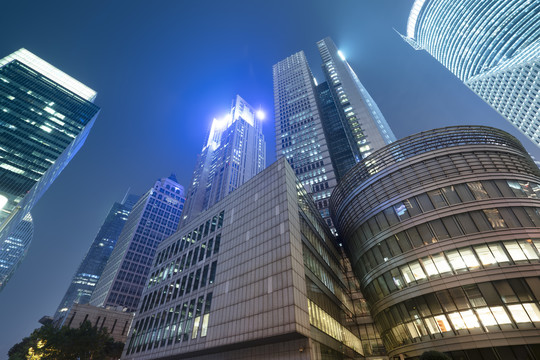 仰拍上海金融中心办公楼夜景