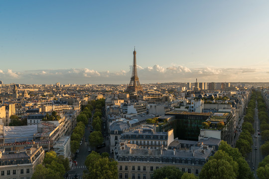 航拍法国巴黎铁塔和巴黎城市黄昏