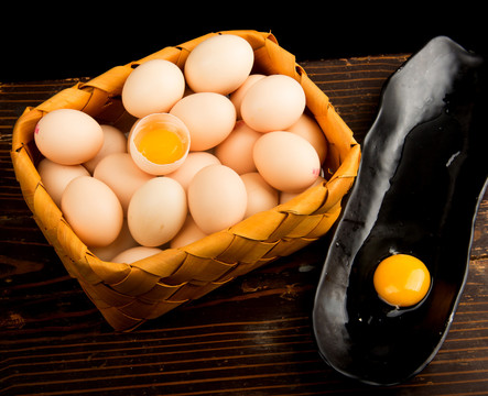 鸡蛋与蛋黄摄影图