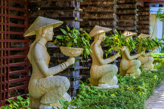 海南热带花园中的女性雕塑装饰