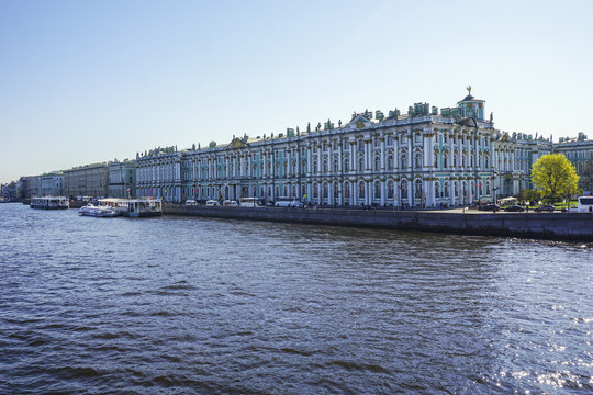 俄罗斯圣彼得堡涅瓦河畔的冬宫