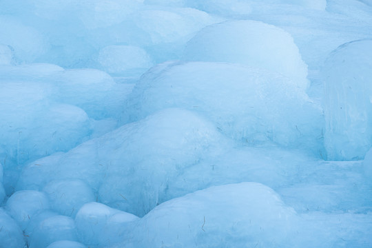 冬天瀑布结冰后的冰晶背景花纹
