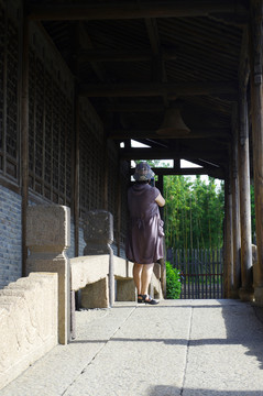 廊桥上的女性背影