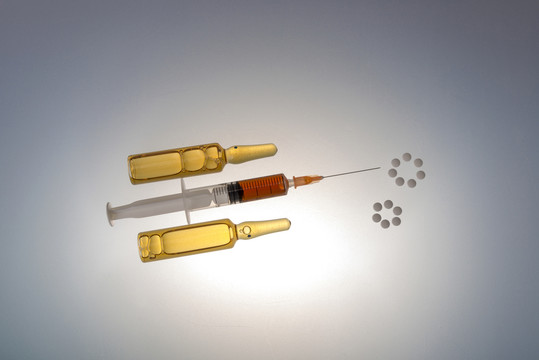 注射器和玻璃瓶针剂及白色药片